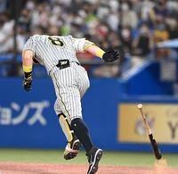 ３回、２死満塁の好機に凡退し、バットを叩きつけ悔しがる佐藤輝（撮影・飯室逸平）