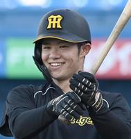 　バットを手に笑顔を見せる中野（撮影・飯室逸平）