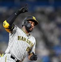 　３回、先制の８号３ランを放ち天を指さすロハス（撮影・飯室逸平）