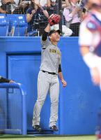 　３回、ロハスが先制の３ランを放ち喜ぶ西純（撮影・堀内翔）