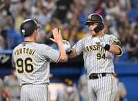 　４回、ソロを放ち迎えられる原口（撮影・堀内翔）