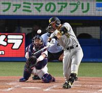 　４回、原口は左越えにソロを放つ（撮影・佐々木彰尚）