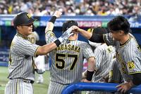 　４回、ソロを放ち西純とタッチを交わす原口（撮影・飯室逸平）