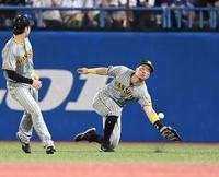 　４回、佐藤輝はサンタナの打球を追うも届かず…、二塁打となる（撮影・飯室逸平）