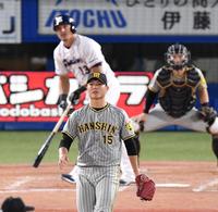 　５回、オスナに中越え２点二塁打を浴びた西純（撮影・佐々木彰尚）