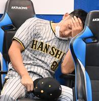 　５回を終えてベンチで厳しい表情を見せる矢野監督（撮影・堀内翔）