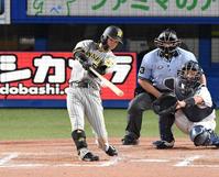 　８回、中野は右中間に適時二塁打を放つ（撮影・佐々木彰尚）