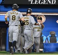 　７回、生還した原口、佐藤輝を迎える矢野監督（撮影・堀内翔）