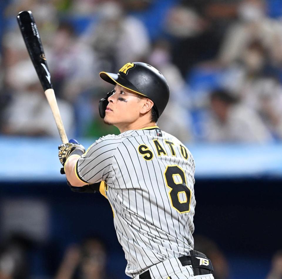 　６回、追撃の１７号２ランを放つ佐藤輝（撮影・飯室逸平）