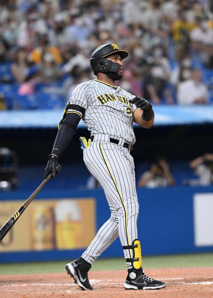 　３回、ロハスが右越えに先制の３ランを放つ（撮影・堀内翔）