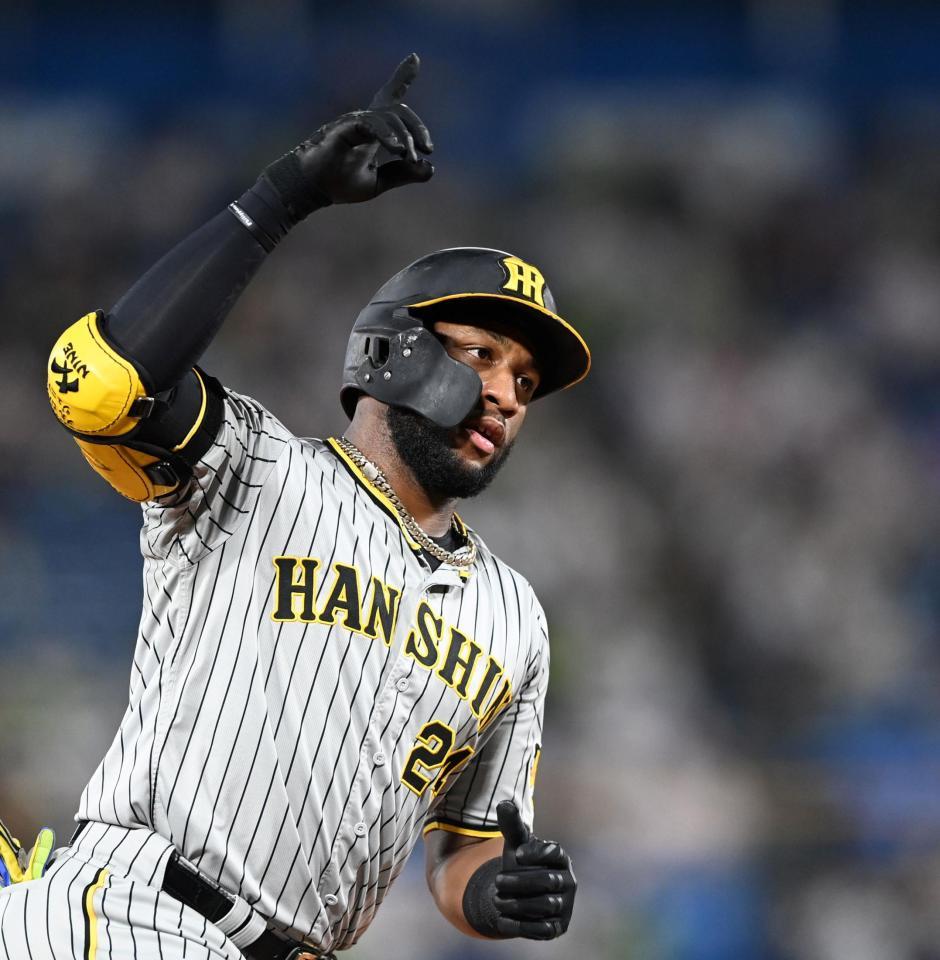 　３回、先制の８号３ランを放ち天を指さすロハス（撮影・飯室逸平）