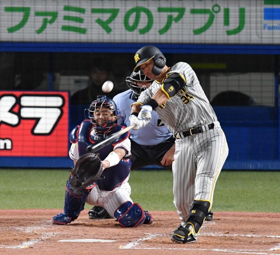 　４回、原口は左越えにソロを放つ（撮影・佐々木彰尚）