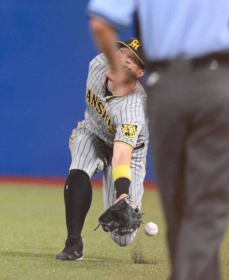 　５回、サンタナの打球を追う佐藤輝（撮影・堀内翔）