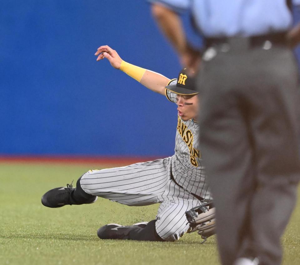 　５回、サンタナの打球を追って倒れ込む佐藤輝（撮影・堀内翔）