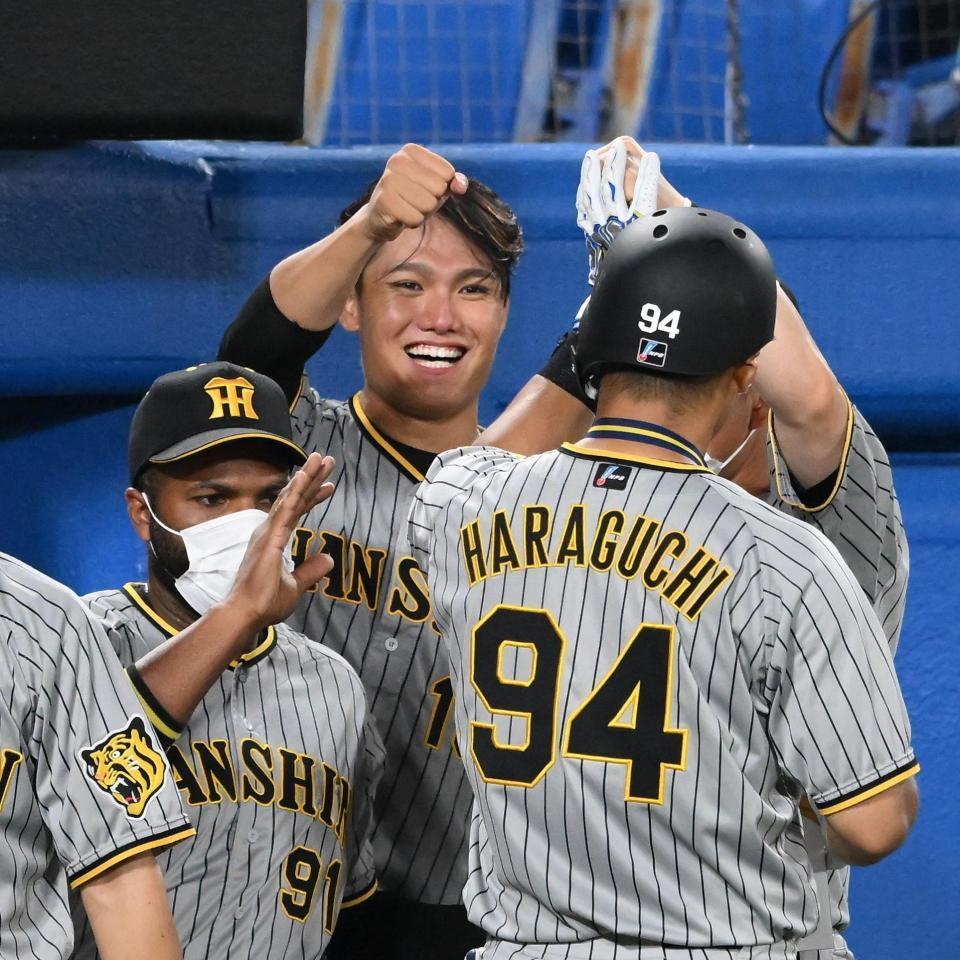 　４回、ソロを放った原口を迎える西純（撮影・堀内翔）