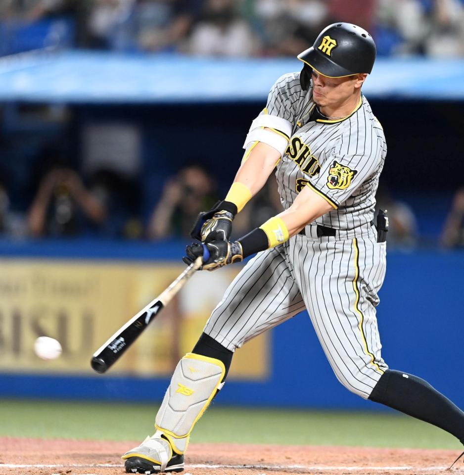 　７回、２点タイムリーを放つ佐藤輝（撮影・飯室逸平）