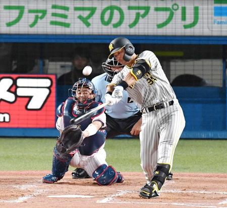 　４回、原口は左越えにソロを放つ（撮影・佐々木彰尚）