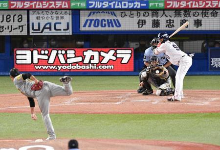 　５回、塩見を見逃し三振に仕留める西純