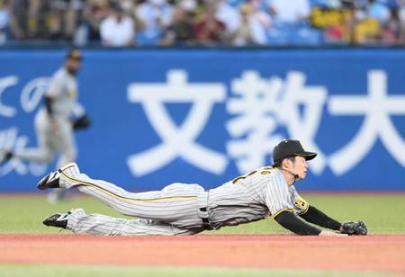 　１回、塩見の打球を好捕する中野（撮影・堀内翔）