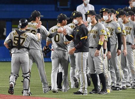 　小林からウイニングボールを手渡される西純（撮影・佐々木彰尚）