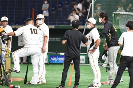 　中田（１０）にあいさつする藤浪（右端）＝撮影・飯室逸平