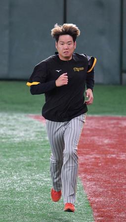 登板に向けて準備をする阪神・西勇輝＝東京ドーム（撮影・佐々木彰尚）