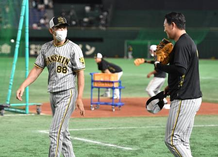 　練習中の大山（右）と話す矢野監督（撮影・西岡正）