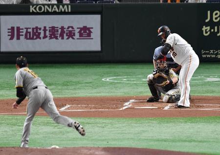 　１回、中田は見逃し三振に倒れる（撮影・佐々木彰尚）