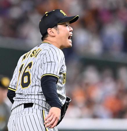 　５回、岡本和を三振に斬り、雄叫びをあげる西勇（撮影・飯室逸平）