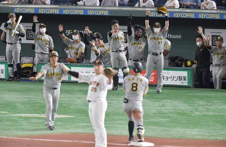 　８回、佐藤輝の中越え２点適時三塁打に喜ぶナイン（撮影・佐々木彰尚）