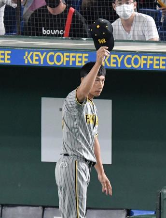 　帽子を取り、ファンにあいさつをする矢野監督（撮影・佐々木彰尚）