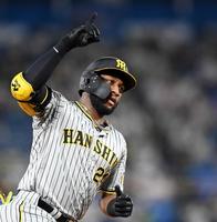 　３回、先制の８号３ランを放ち天を指さすロハス（撮影・飯室逸平）