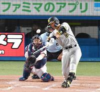 　４回、原口は左越えにソロを放つ（撮影・佐々木彰尚）