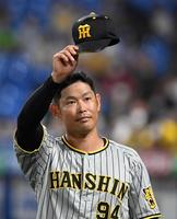 　ファンに手を振る原口