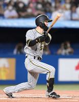 　７回、中野が右前打を放つ（撮影・堀内翔）