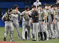 　小林からウイニングボールを手渡される西純（撮影・佐々木彰尚）