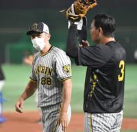 　守備練習中の大山（右）と話す矢野監督（撮影・西岡正）