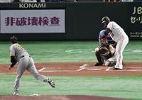 　１回、中田は見逃し三振に倒れる（撮影・佐々木彰尚）