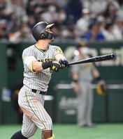 　８回、中越えに２点三塁打を放つ佐藤輝（撮影・西岡正）