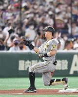 　８回、２点三塁打を放ち、ベンチへ向かってポーズを決める佐藤輝