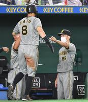 　８回、打者・糸原の時、ワイルピッチで生還した佐藤輝（左）を迎える矢野監督（撮影・西岡正）