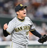 　７回、岡本和を三振に斬り、ガッツポーズする西勇（撮影・飯室逸平）