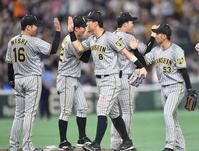 　巨人に勝利し、西勇（左）とタッチを交わす佐藤輝（中央）＝撮影・西岡正