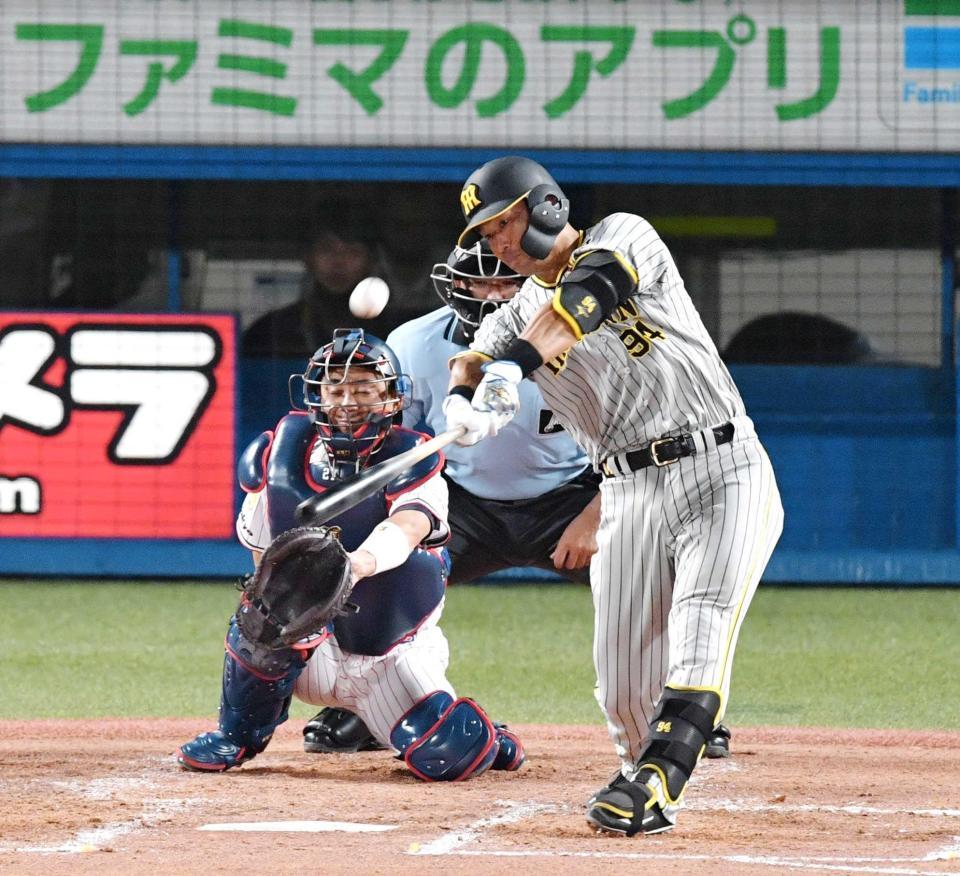 　４回、原口は左越えにソロを放つ（撮影・佐々木彰尚）