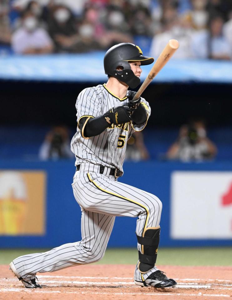 　７回、中野が右前打を放つ（撮影・堀内翔）