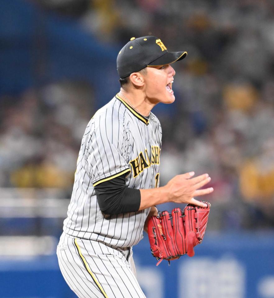 　５回、塩見を見逃し三振に仕留めてグラブをたたく西純（撮影・堀内翔）