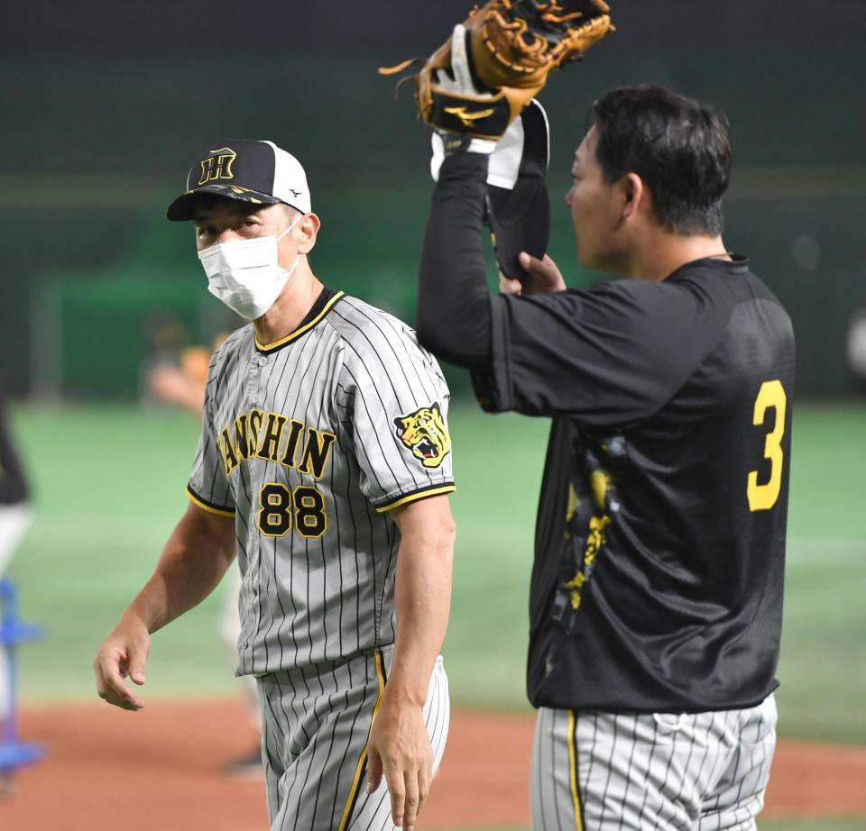 　守備練習中の大山（右）と話す矢野監督（撮影・西岡正）