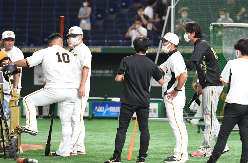 　中田（１０）にあいさつする藤浪（右端）＝撮影・飯室逸平