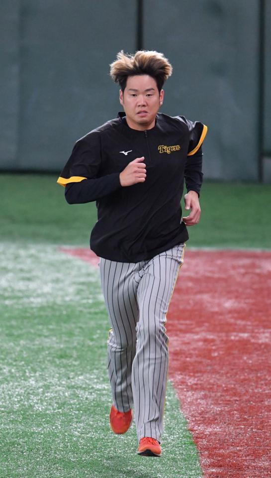 登板に向けて準備をする阪神・西勇輝＝東京ドーム（撮影・佐々木彰尚）