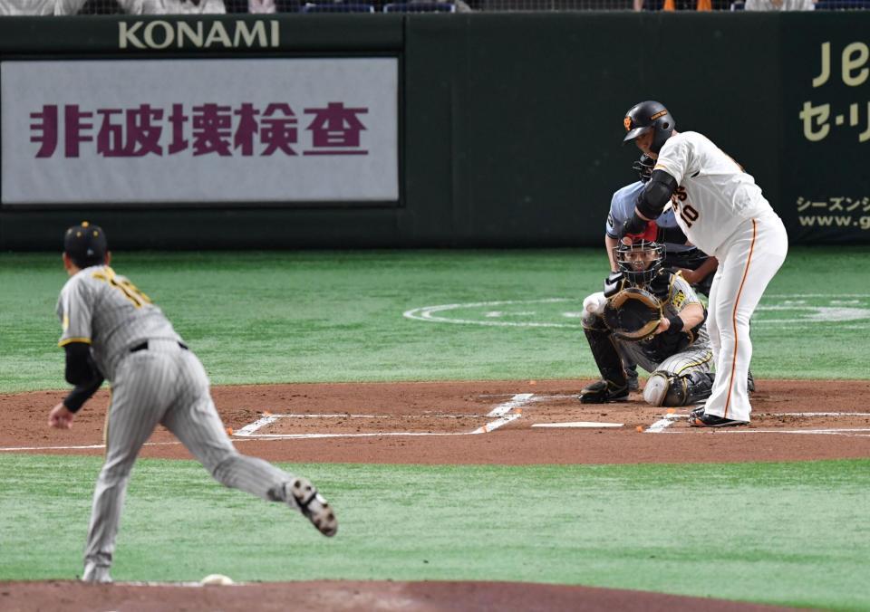 　１回、中田は見逃し三振に倒れる（撮影・佐々木彰尚）